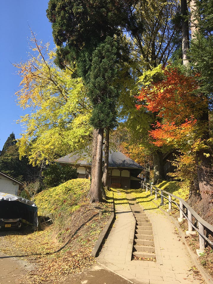 大内宿_お寺と紅葉とイチョウ