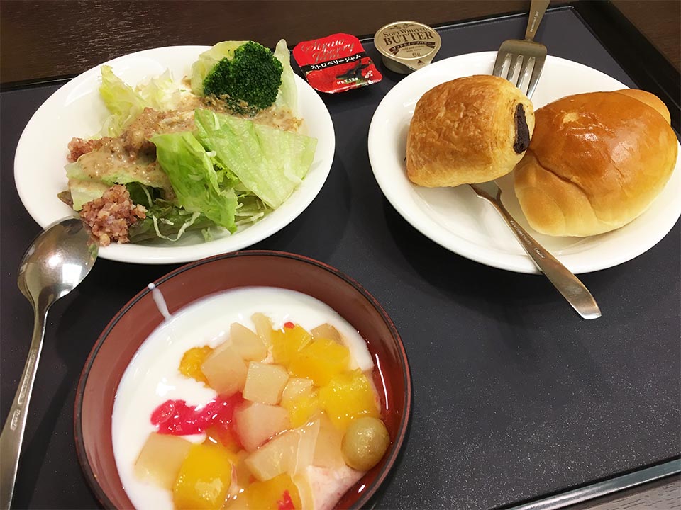 ホテルゆもと登別_朝食ヨーグルトフルーツカクテルロールパン野菜