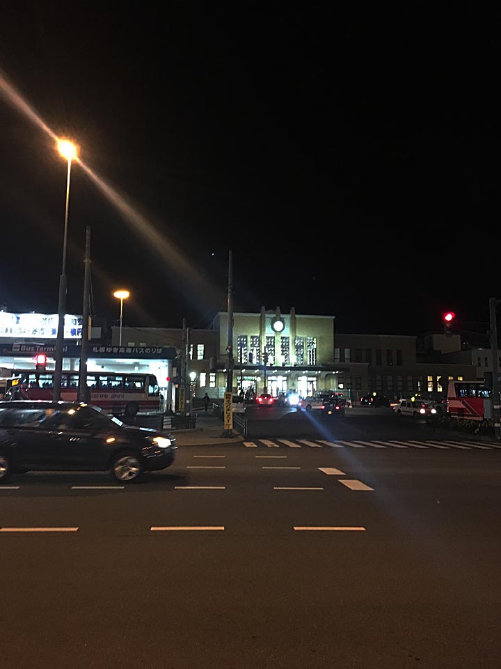 小樽駅前小樽の夜を歩く